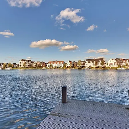 Boothuis Waterfront Vakantiehuis